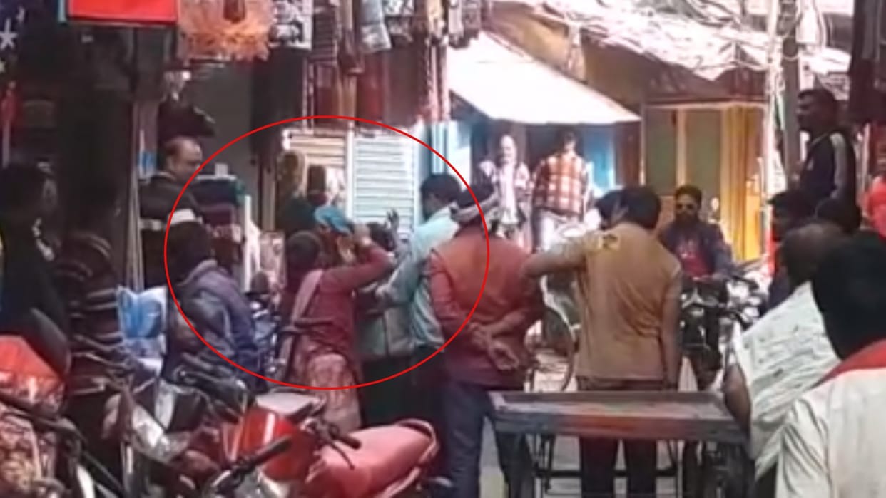 Damoh: In the crowded market, the woman beat the young man with slippers