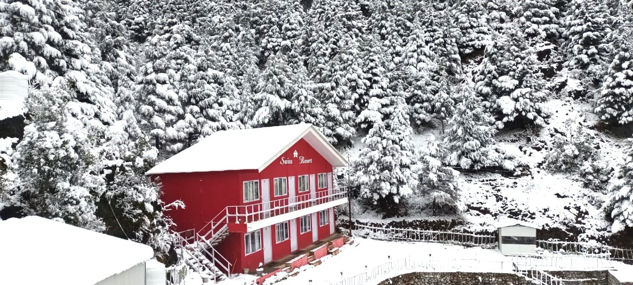 Uttarakhand Weather Update Today Heavy snowfall in Mussoorie See Amazing visuals