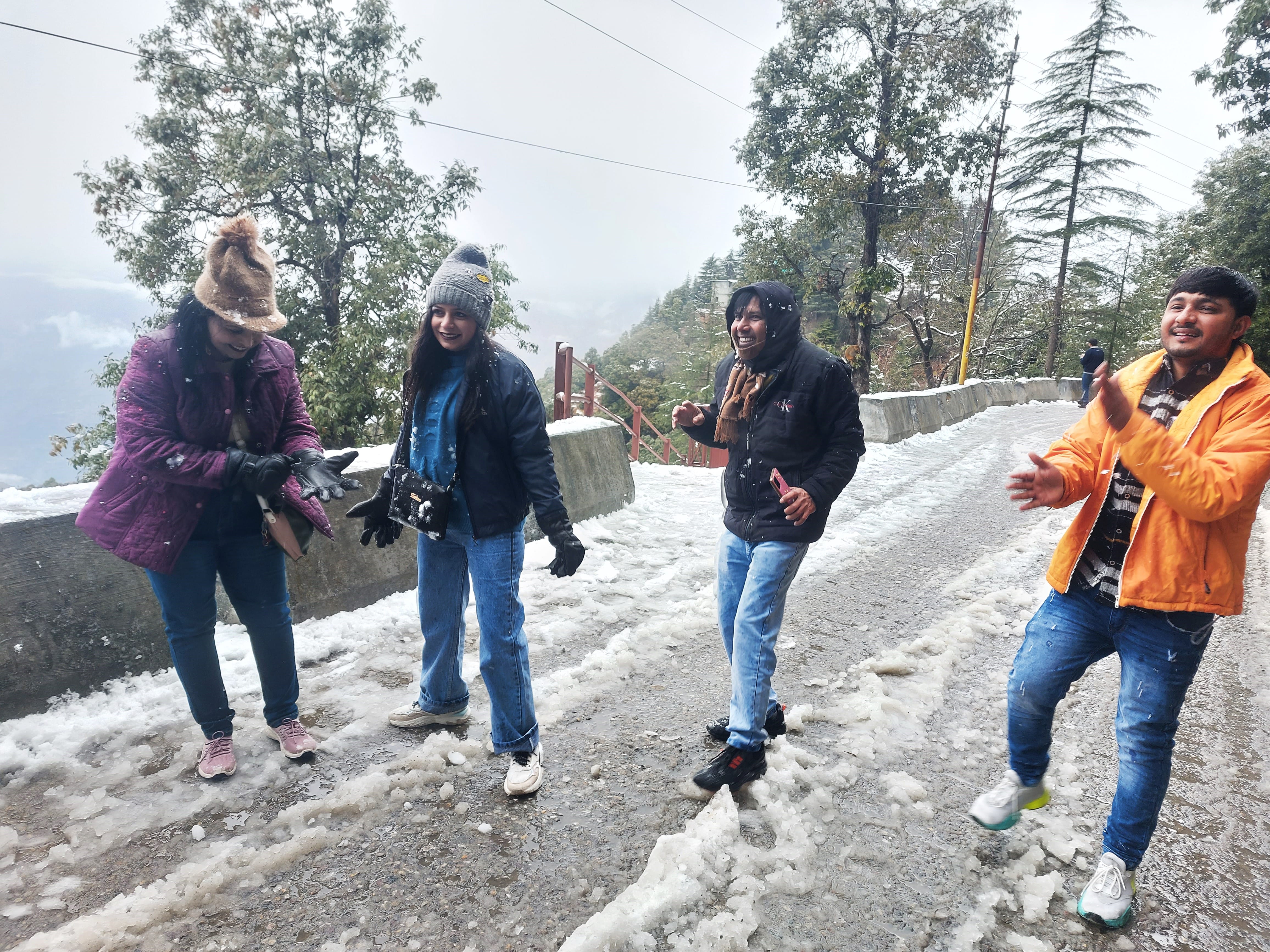 Uttarakhand Weather Update Today Heavy snowfall in Mussoorie See Amazing visuals