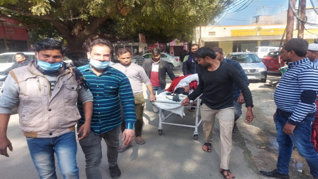 Meerut: A person was shot in Lisadi Gate in connection with Rupees