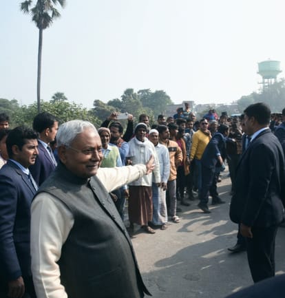 nitish attacked centre on removal of separate rail budget commented on Advani in new bjp regime