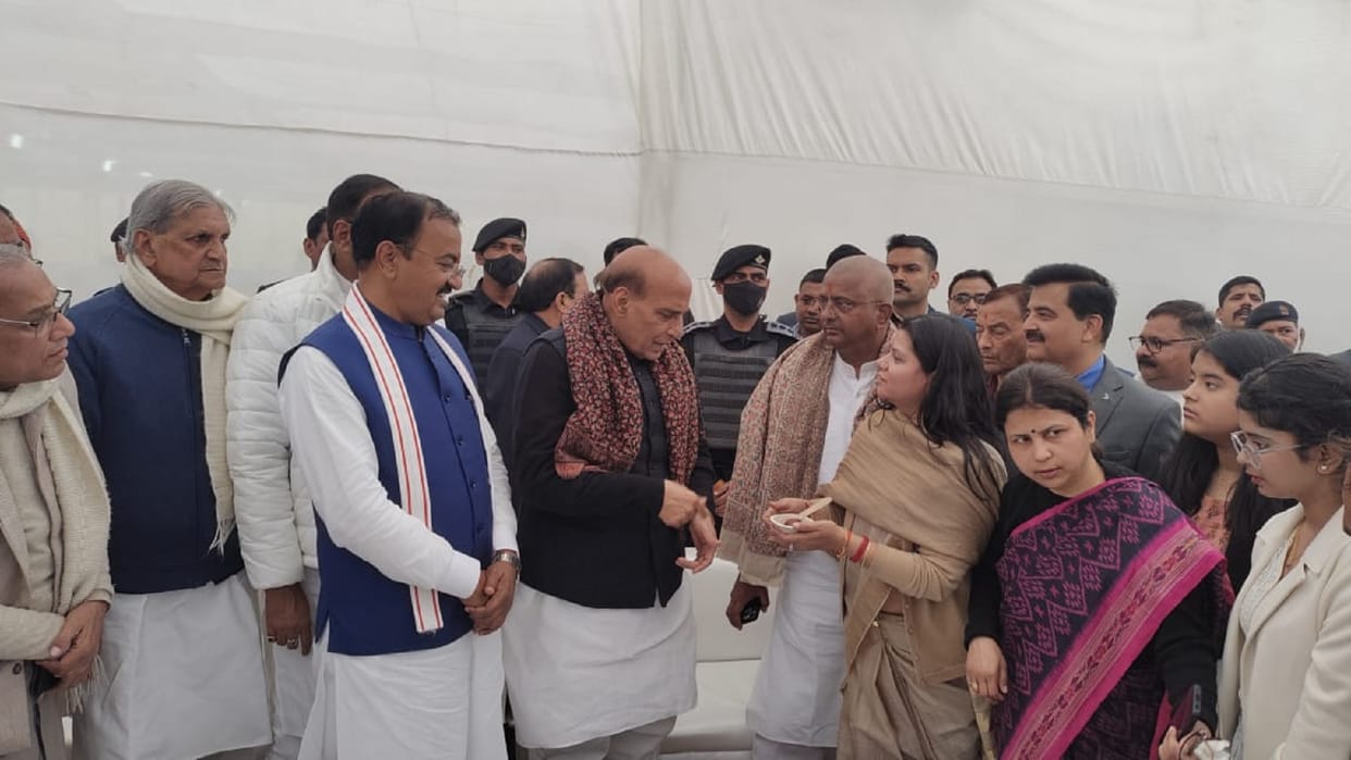 Defense Minister Rajnath Singh reached Trayodshah of former Governor Kesharinath, paid tribute