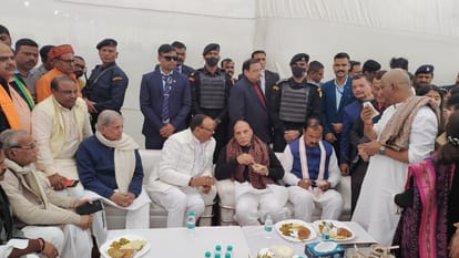 Defense Minister Rajnath Singh reached Trayodshah of former Governor Kesharinath, paid tribute