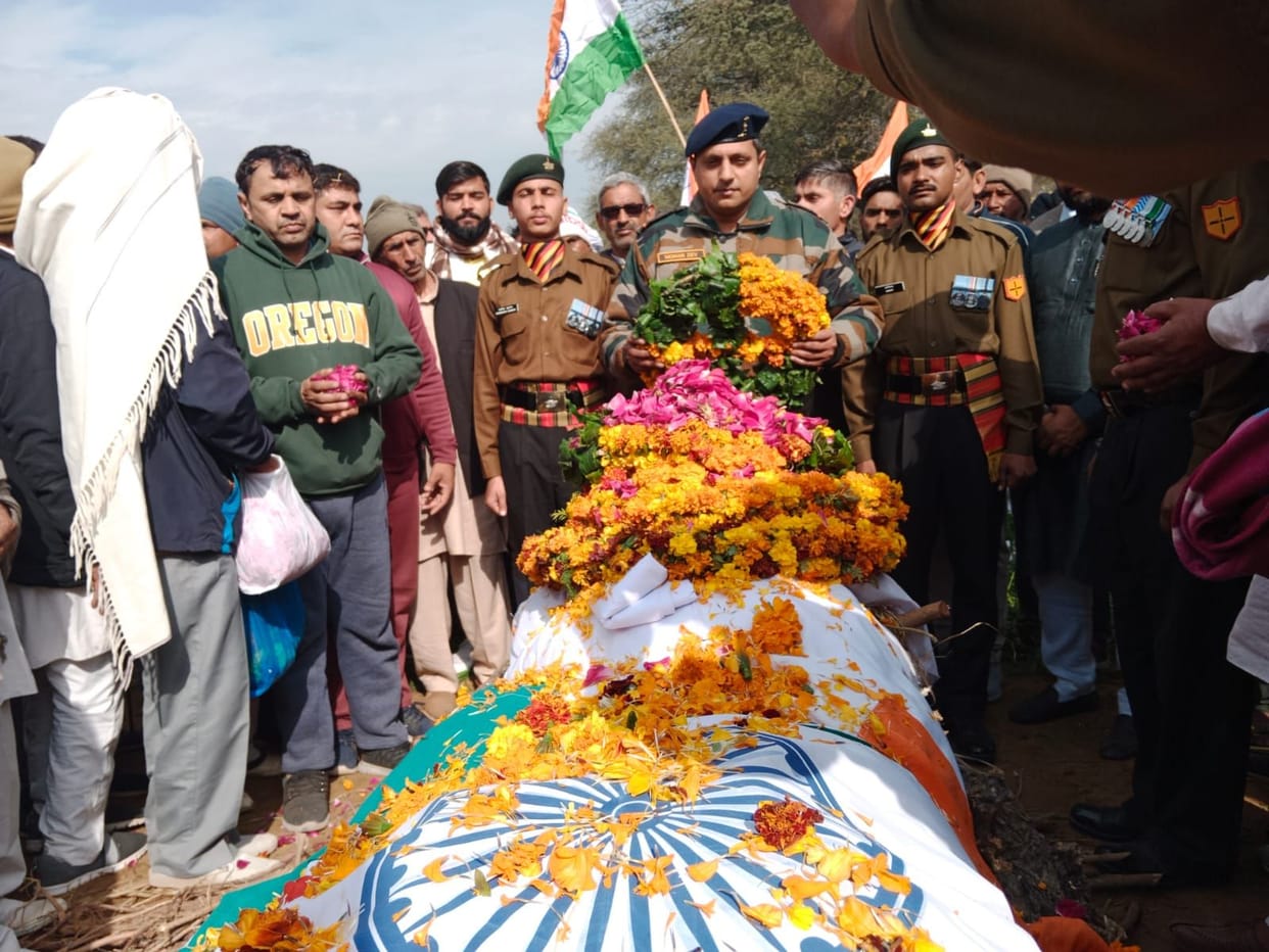 Jawan Raj Singh was cremated with military honors in Sasrauli
