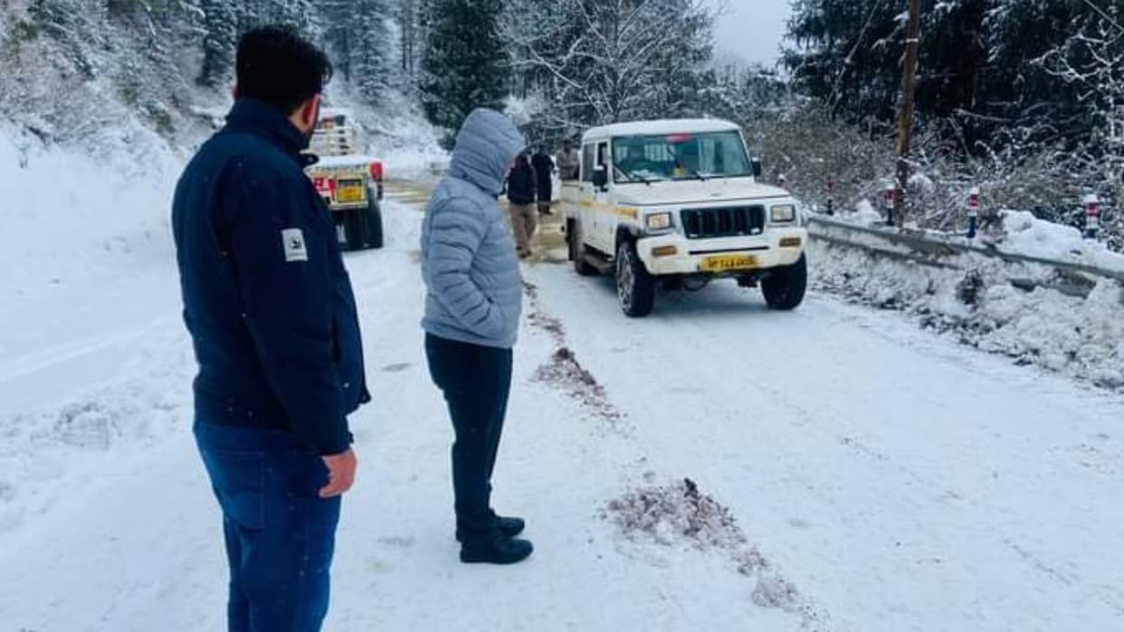 Snowfall in Himachal Pradesh traffic affected