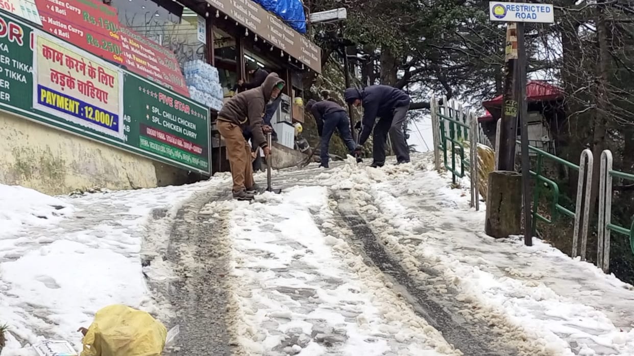 snowfall in himachal update: 275 roads blocked 330 transformers facing power cut affected by heavy snow