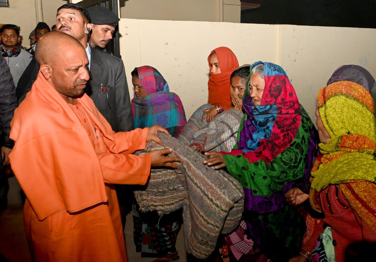 CM Yogi distributed blankets in night shelters, gave these strict instructions to the officials.