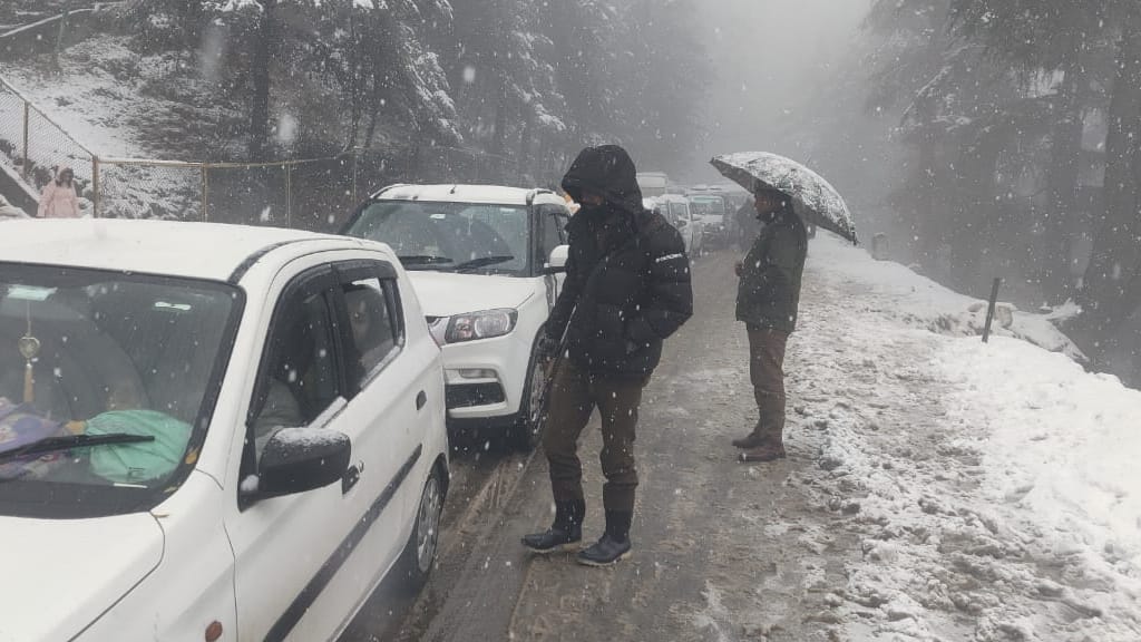 Snowfall in Patnitop and Nathatop photos tourists had lot of fun in snowfall