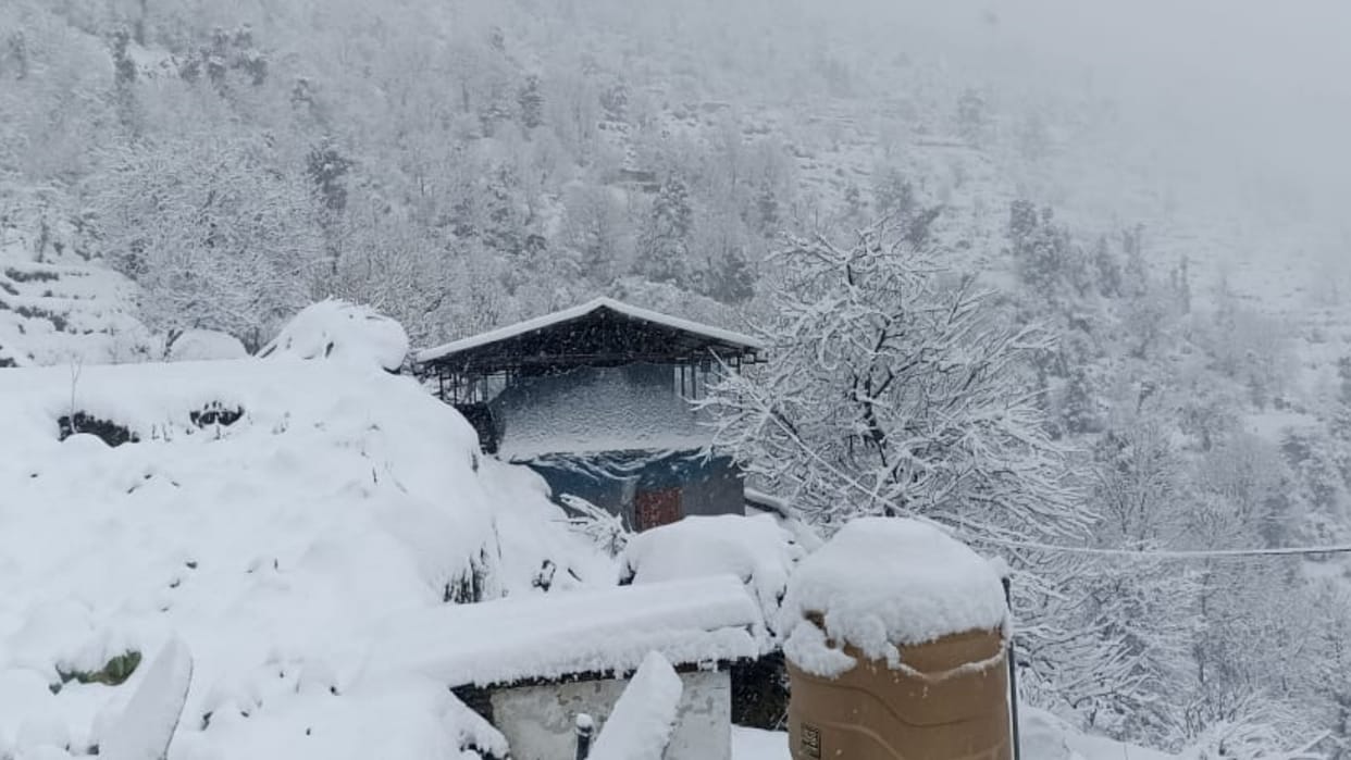 Uttarakhand White curfew: 47 villages of Chamoli covered with snow, Gangotri Yamunotri highway closed