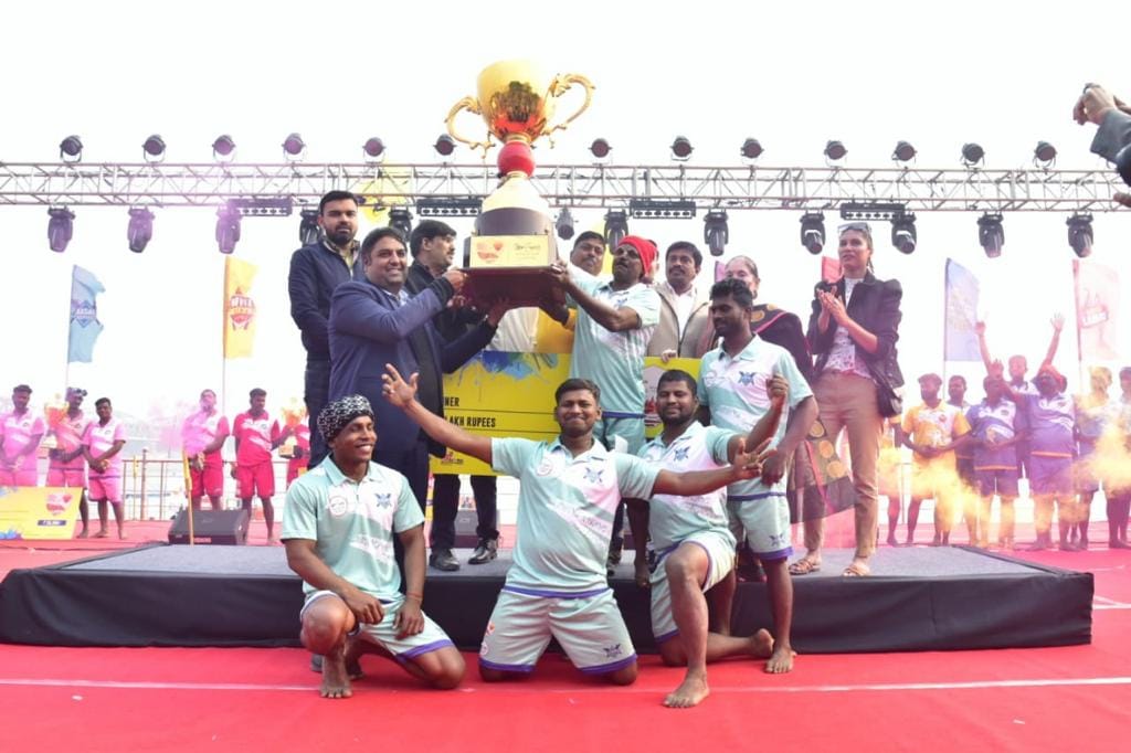 Kashi Keepers team got first place in boat race in varanasi cricketer Praveen Kumar gave trophy