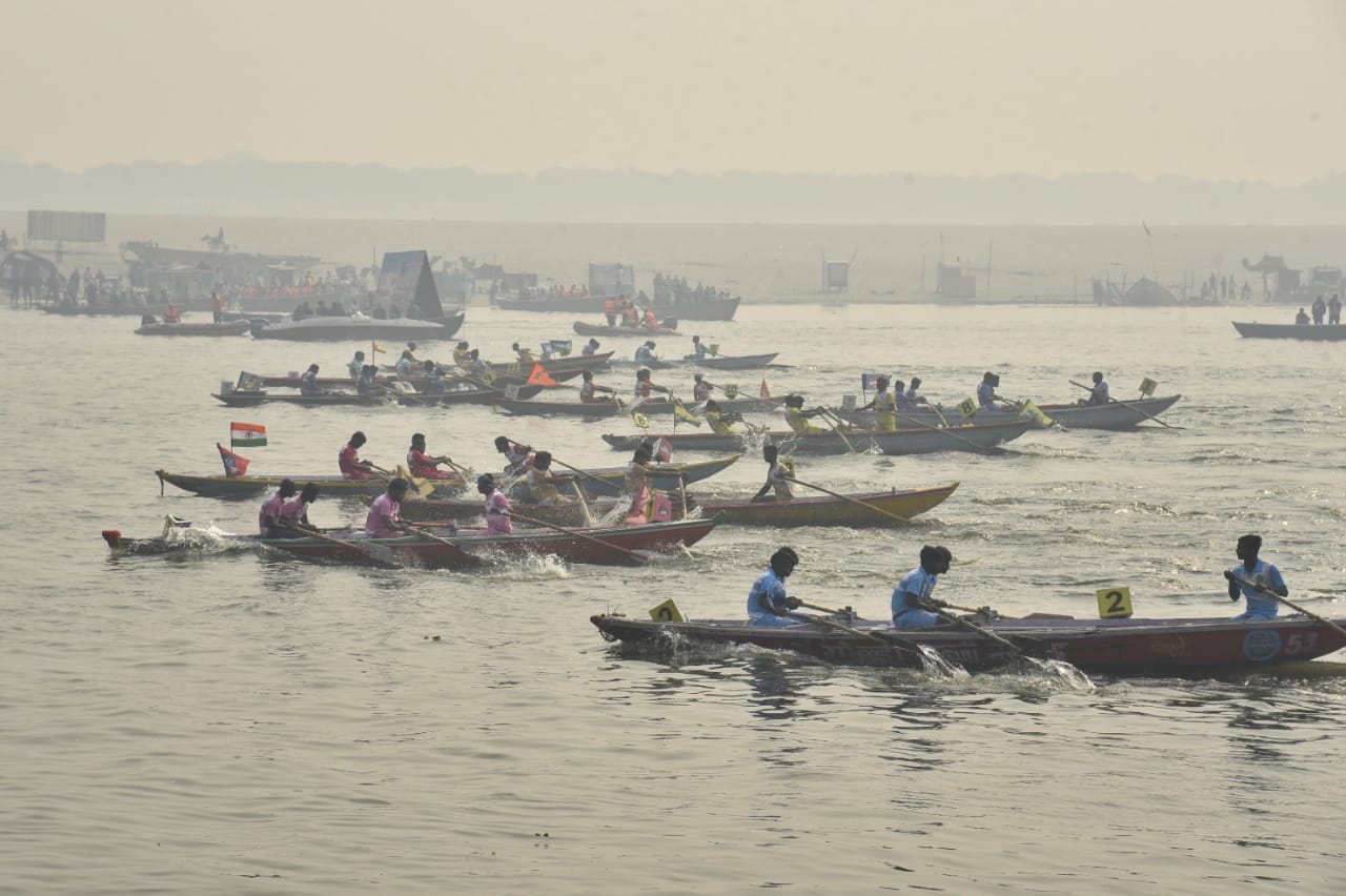 Kashi Keepers team got first place in boat race in varanasi cricketer Praveen Kumar gave trophy