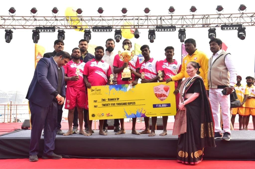 Kashi Keepers team got first place in boat race in varanasi cricketer Praveen Kumar gave trophy