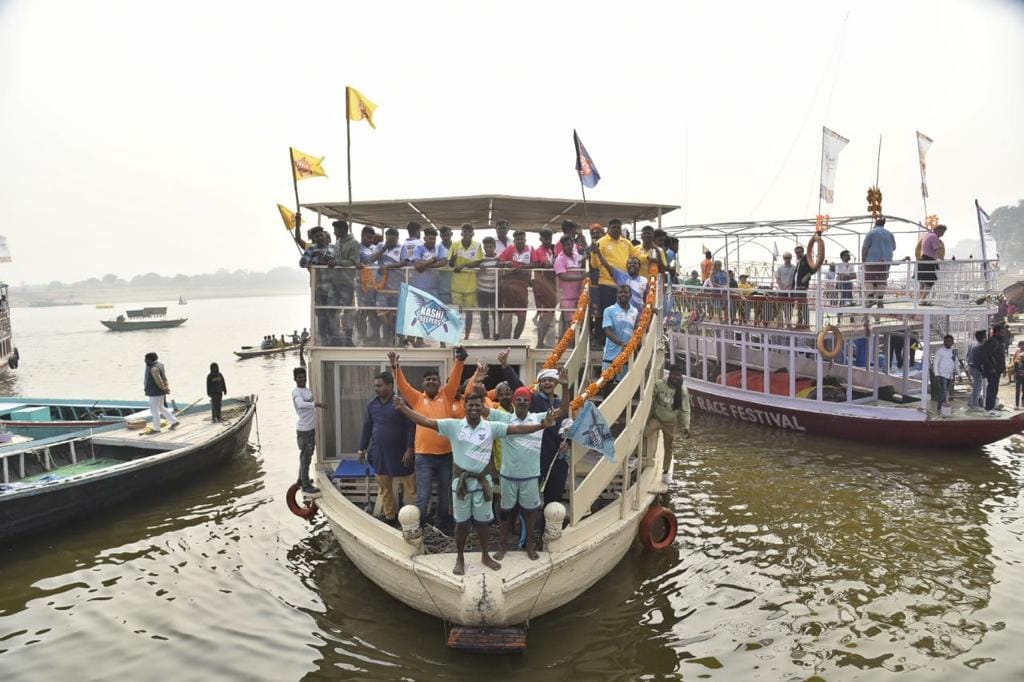 Kashi Keepers team got first place in boat race in varanasi cricketer Praveen Kumar gave trophy