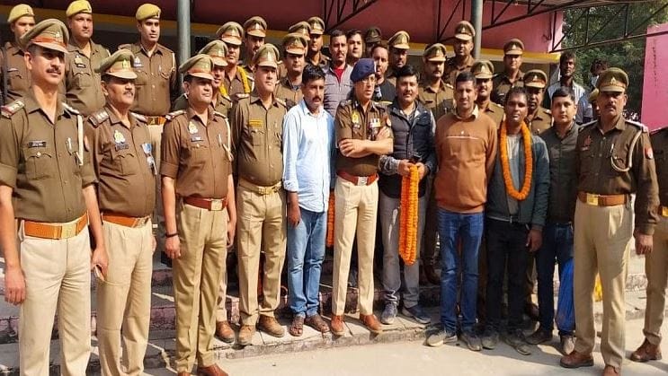 20 policemen got reward of five lakh rupees due to two miscreants were killed in an encounter