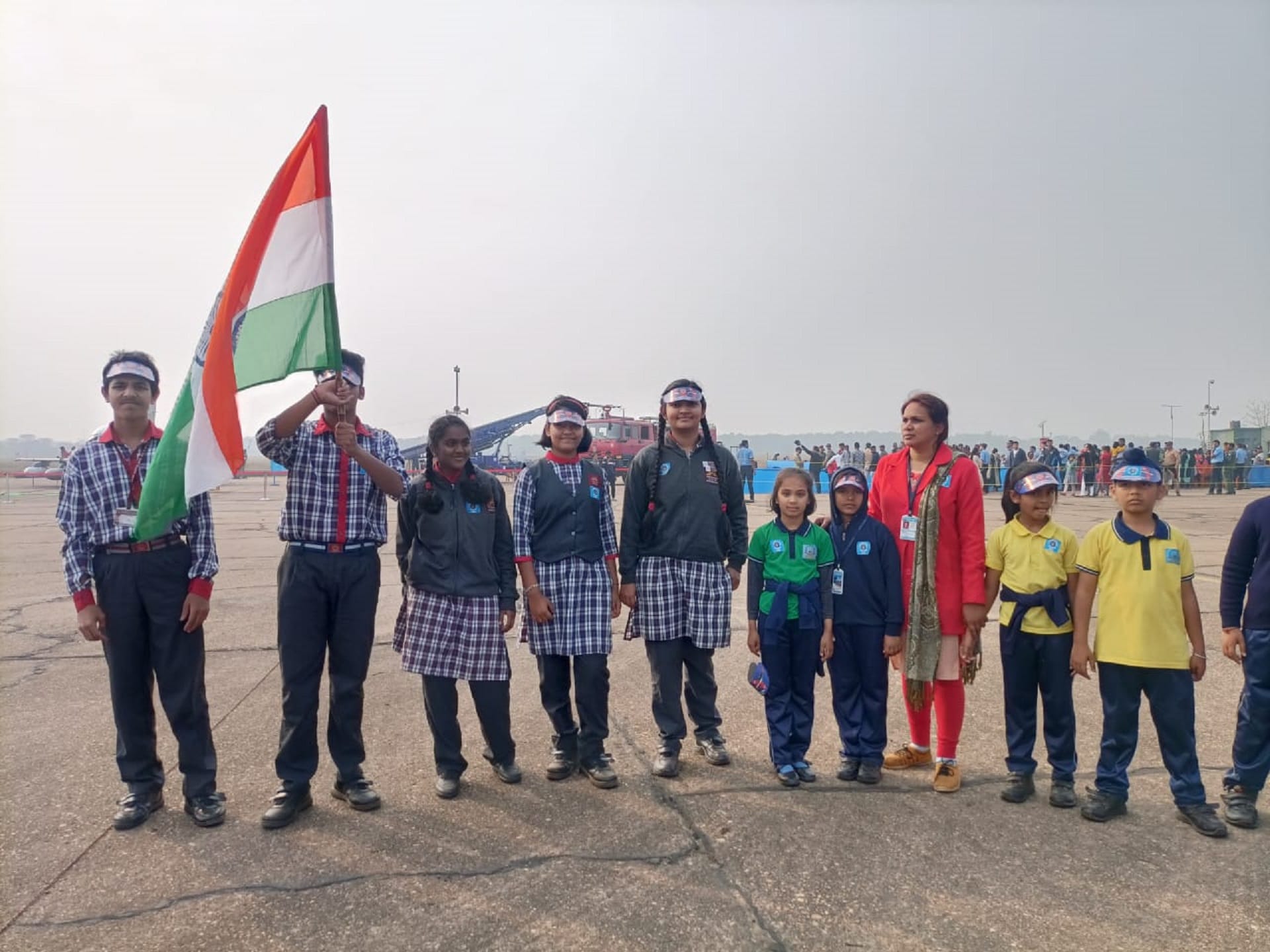 West bengal: एयर शो देखने आए स्कूली बच्चे