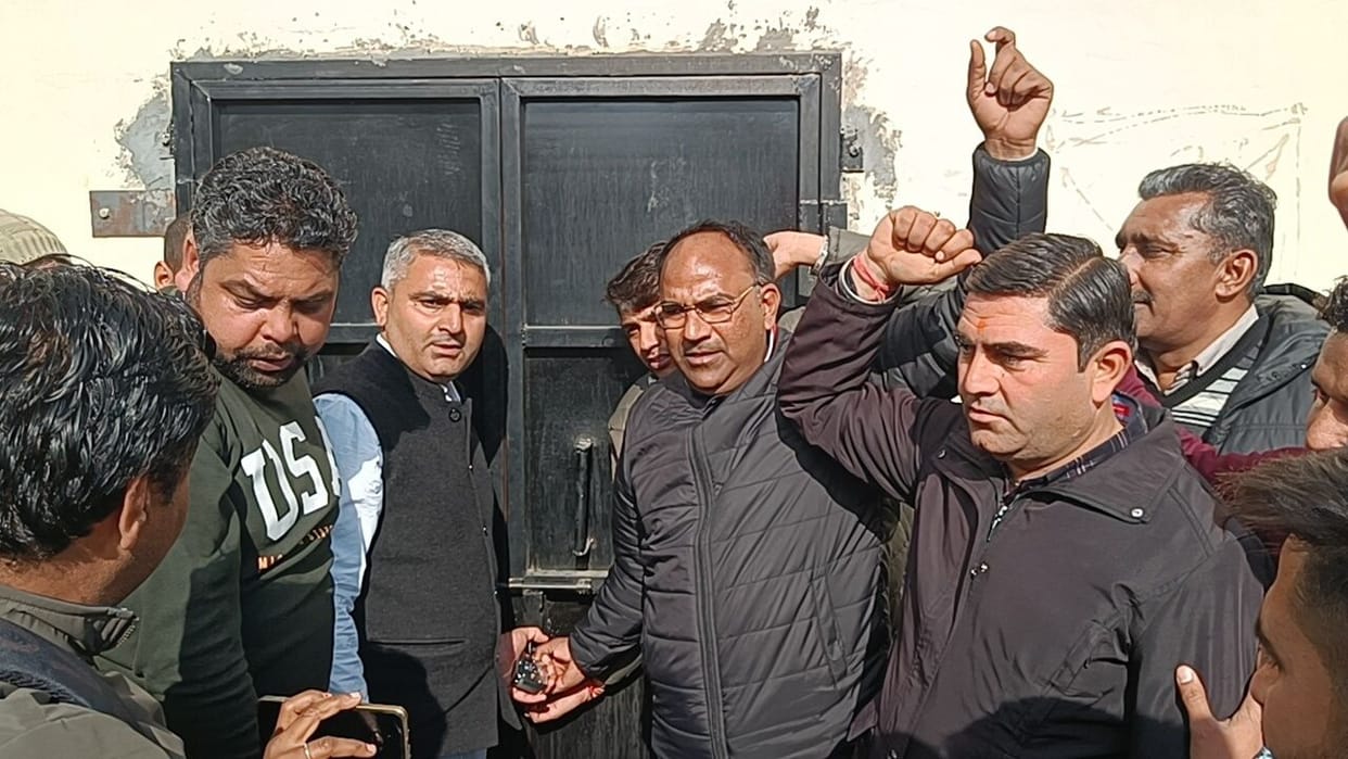 Lockdown on Indri BDPO office, sarpanchs raised slogans in other blocks