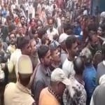 देसी शराब की दुकान के बाहर जुटी भीड़
