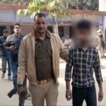 पुलिस ने कई छात्रों को हिरासत में लिया।