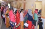पंडित दीनदयाल अस्पताल की ओपीडी में लगी मरीजों की लाइन।