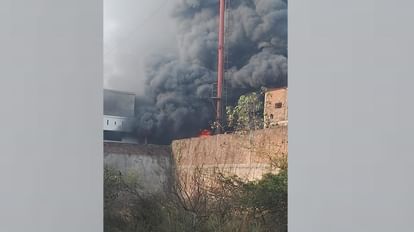 Barabanki: नमकीन फैक्टरी में आग, दमकल की छह गाड़ियां आग बुझाने में जुटीं फैक्टरी में लगी आग।