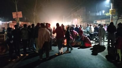 भूमि की हत्या से गुस्साए ग्रामीणों ने हापुड मार्ग पर लगाया जाम