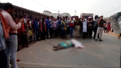 ट्रक की टक्कर से बाइक सवार महिला की मौत हो गई।