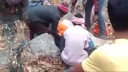 मंदिर के पास जंगल में मिला पुजारी का शव।