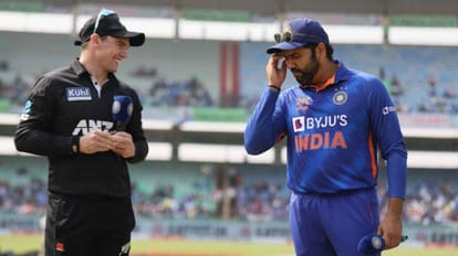 IND vs NZ: टॉस के दौरान अपना फैसला भूल गए कप्तान रोहित, न्यूजीलैंड के कप्तान और मैच रेफरी भी हुए हैरान भारत बनाम न्यूजीलैंड