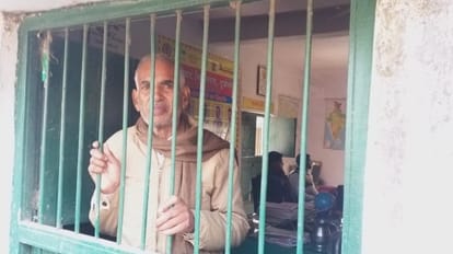कम्पोजिट विद्यालय में छात्रों ने सभी शिक्षकों को बनाया बंधक