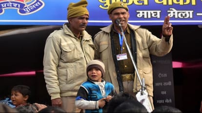 Magh Mela 2023 : खोया पाया केंद्र से परिजनों से बिछड़े बच्चों के बारे में उद्घोषणा करती पुलिस।