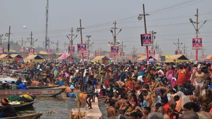 Magh Mela 2023 : संगम में डुबकी लगाते श्रद्धालु।