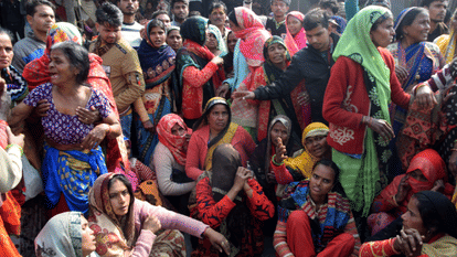 Aligarh News: करंट लगने से मजदूर की मौत, बरौला पुल के पास शव रखकर किया प्रदर्शन मजदूर की मौत के बाद प्रदर्शन करतीं महिलाएं