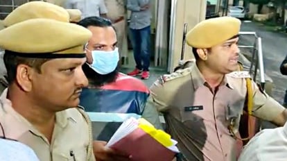 मुख्य आरोपी गौहर को कोर्ट ले जाती पुलिस