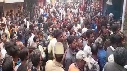 Mirzapur: 'मधुशाला' में घुसी नीलगाय तो मची अफरातफरी, पकड़ने में वनकर्मियों के छूट गए पसीने देसी शराब की दुकान के बाहर जुटी भीड़