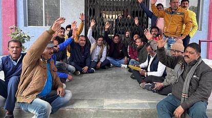 नगर निगम कार्यालय के बाहर सफाई कर्मी