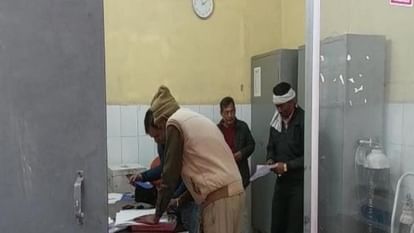 सादाबाद सीएचसी पर पुलिस कागजी कार्रवाई कराते हुए