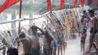 महिला और पुरुषों के लिए दोनों ही घाटों पर फव्वारे लगाए गए थे।