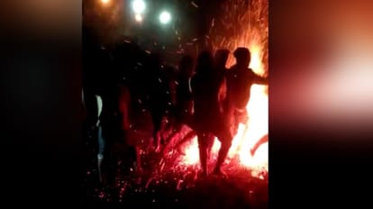दहकते अंगारों पर नाचते ग्रामीण।