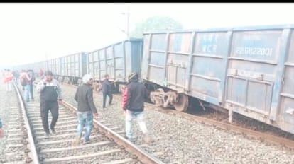 दमोह रेलवे स्टेशन पर मालगाड़ी के पहिए उतर गए।