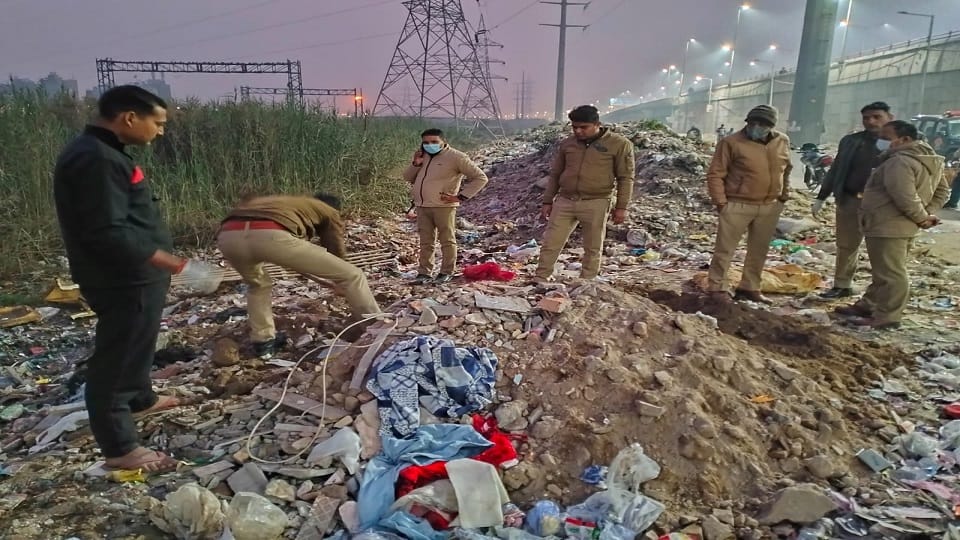 ghaziabad murder case sack opened when smell passer-by screamed after seeing pieces of dead body