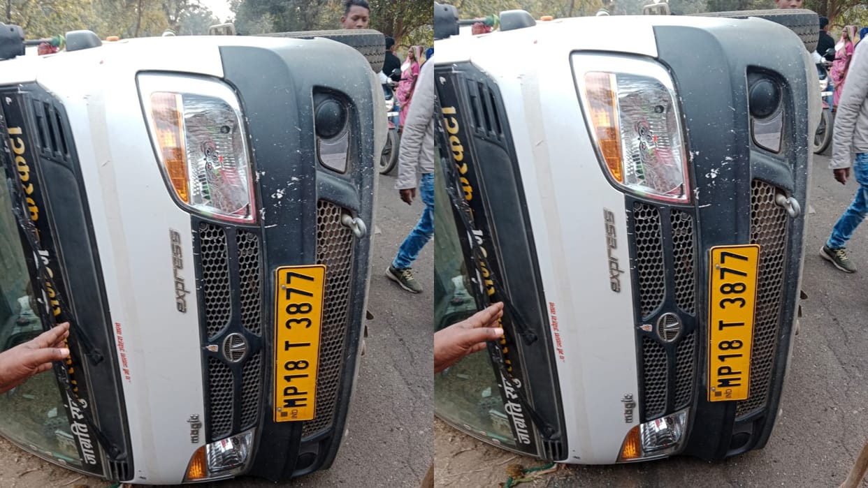 Magic vehicle carrying school children overturned in Sironja, some students were injured