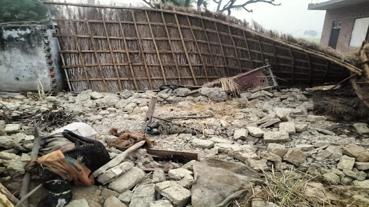 BIG INcident in Auraiya, house wall collapses, couple and son die due to debris