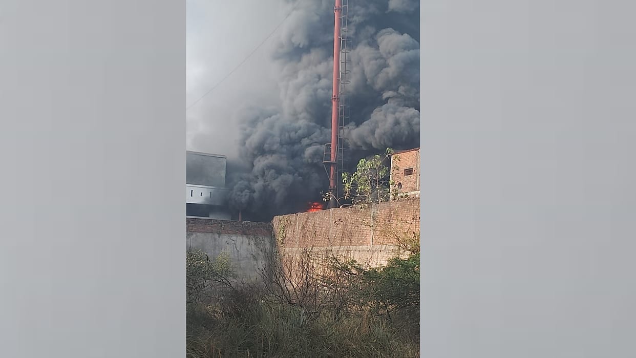 A fire broke out in a namkeen factory in Kursi road Barabanki.