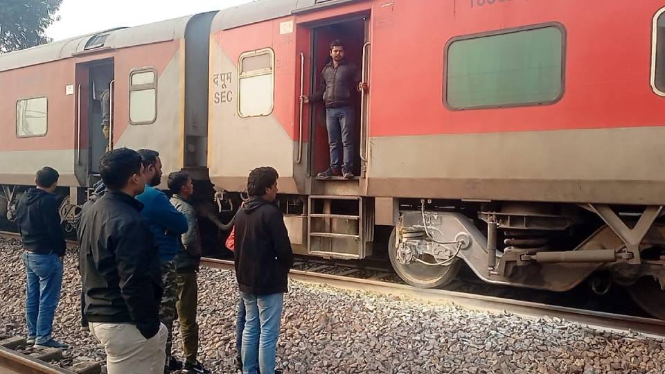 Brake jam of bogie of Chhattisgarh Express in mathura so Passengers panicked seeing smoke coming out