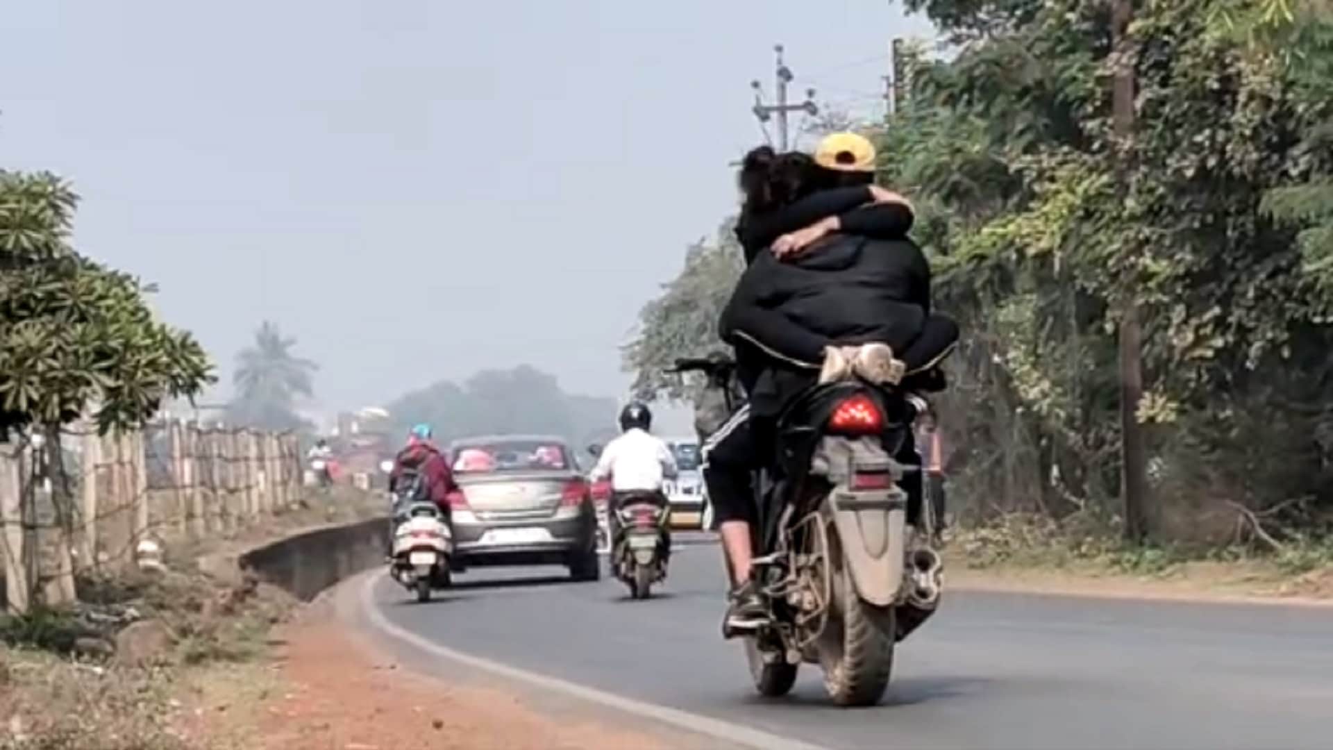 four arrested for romancing on moving bike in chhattisgarh bhilai