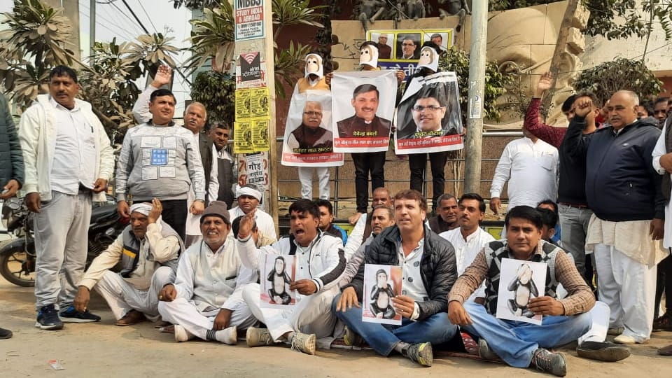 Sarpanch protest in unique way against e-tendering and right to recall in Sonipat