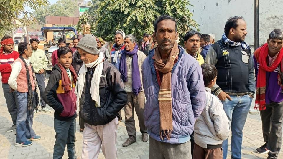 Uncontrolled tractor-trolley overturned one died and 12 were injured in Mainpuri