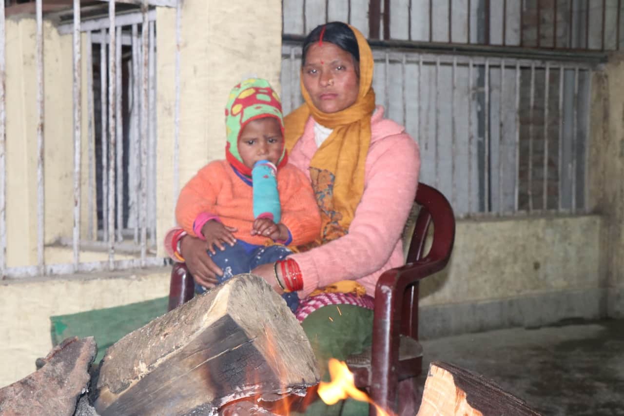 Joshimath Snowfall increased Cold weather 29 people in one hall of relief camp and only one heater
