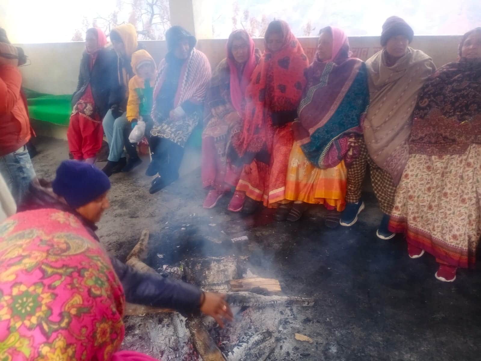 Joshimath Snowfall increased Cold weather 29 people in one hall of relief camp and only one heater
