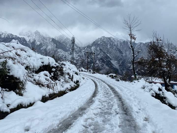 New Year 2024 Uttarakhand Weather Update snowfall Expected in hilly areas cold will increase
